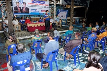 PUNYA SEJARAH: Cawagub Provinsi Kaltara nomor urut 3, Dr. Yansen TP, M.Si saat berkampanye tatap muka dan dialog bersama warga Desa Wisata Pulau Sapi dan sekitarnya, Jumat malam (9/10) di Desa Wisata Pulau Sapi, Kecamatan Mentarang./Agussalam Sanip/Radar