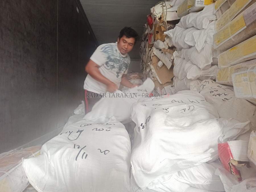 Pekerja memindahkan kotak yang berisi ayam beku di Tarakan.