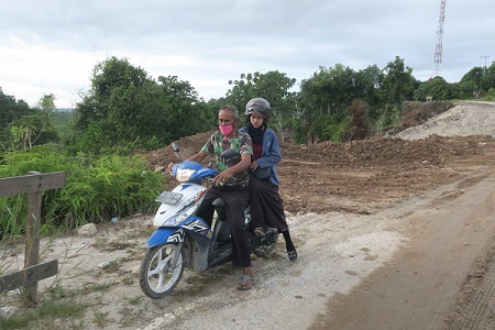 BERHARAP CEPAT SELESAI: Teguh Kurnia saat melihat akses jalan yang dibuka lewat program TMMD, pekan lalu./YEDIDAH PAKONDO/RADAR TARAKAN