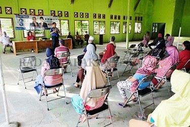 SAMBANGI DESA: Cawagub Provinsi Kaltara nomor urut 3, Dr. Yansen TP, M.Si saat berkampanye tatap muka dan dialog dengan warga Desa Mara 1 dan Mara Hilir, (13/10)./Agussalam Sanip/Radar Tarakan