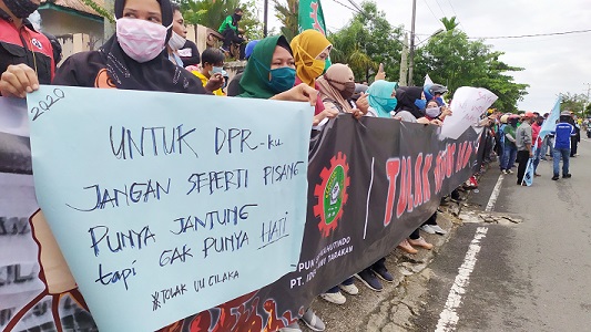 UU Omnibus Law Cipta Kerja memantik ragam tanggapan masyarakat. Yang menolak pun tak sedikit. Sikap para pemerintah daerah (pemda) di Kalimantan Utara (Kaltara) pun beragam. Ada yang akhirnya ‘sepakat’ menolak, adapula yang belum mempelajari undang-undang