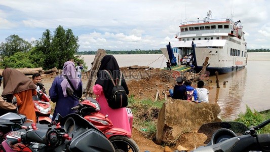ANTUSIAS WARGA: Terlihat antrean kendaraan yang akan menggunakan jasa kapal Feri KM Manta II, di pelabuhan Desa Sebawang./RIKO / RADAR TARAKAN