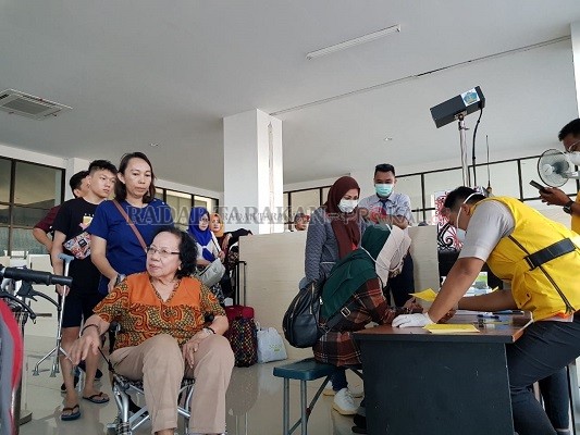 PENCEGAHAN COVID-19: Pemeriksaan rutin terhadap pelaku perjalanan dari luar Malaysia dilakukan di Pelabuhan Internasional Tunon Taka Nunukan. Sementara itu, pelayanan kekonsuleran dan keimigrasian di KJRI Sabah ditutup sementara./DOK