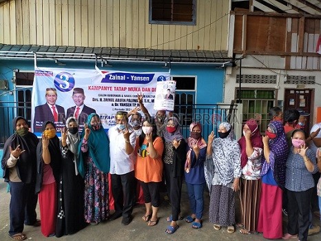 ZIYAP MENANG: Usai berdialog dengan warga, calon gubernur Kalimantan Utara nomor urut 3, Drs. H. Zainal Arifin Paliwang SH.M.Hum melakukan foto bersama.