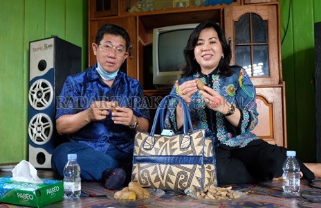 MENIKMATI: Cawagub Provinsi Kaltara nomor urut 3, Dr. Yansen TP, M.Si bersama istri saat memakan kacang dan ubi rebus di salah satu rumah warga Desa Ruhui Rahayu, Kecamatan Tanjung Palas Utara, beberapa waktu lalu./Agussalam Sanip/Radar Tarakan