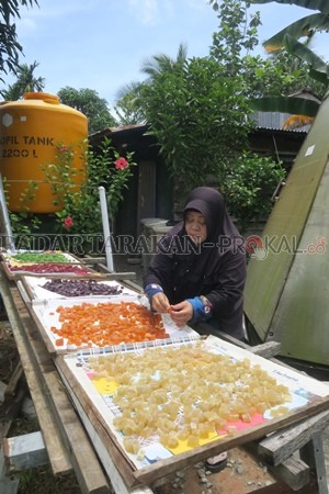 PRODUKTIVITAS: Euis Mulyati mengeringkan dodol rumput laut sebelum dikemas, Selasa (20/10) siang./LISAWAN/RADAR TARAKAN
