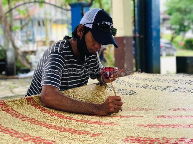 MEMBATIK: Salah satu difabel sedang melakukan pewarnaan pada salah satu kain batik, Sabtu 17 Oktober 2020 lalu. FOTO: AGUNG/RADAR TARAKAN