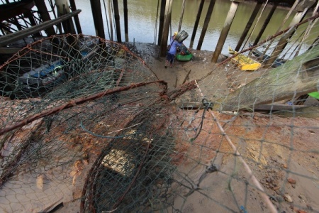 AKAN DITINJAU: Tim Kementerian ESDM RI akan meninjau lokasi sebelum proses pendistribusian mesin berbahan bakar gas ke nelayan kecil di Kabupaten Bulungan. Tampak, nelayan kecil yang akan bersiap mencari nafkah untuk anak dan istrinya./RACHMAD RHOMADHANI/