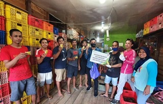 PEDULI: BPJAMSOSTEK bagi2 multivitamin di CV. Sinar Sulawesi Juata Laut. FOTO: IST