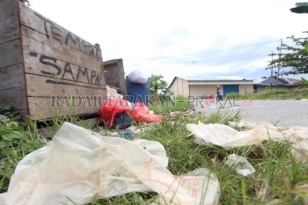 MELUBER: Tampak TPS di Ibu Kota Kaltara, Tanjung Selor yang kondisi sampahnya sampai meluber./RACHMAD RHOMADHANI/RADAR KALTARA