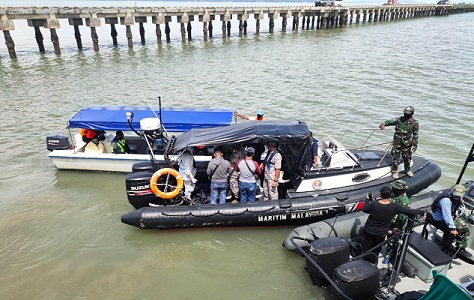 PENYERAHAN JASAD: Jasad Madsun (5) diserahkan ke Maritim Malaysia di daerah perbatasan Indonesia - Malaysia, setelah jasad Madsun yang hilang dari Malaysia ditemukan di Sebatik, Minggu (1/11)./POSAL SEI PANCANG UNTUK RADAR TARAKAN