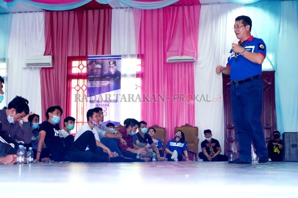 SEMANGAT MUDA: Dr. Yansen TP, M.Si memberikan semangat dan motivasi kepada milenial Malinau yang ingin bersamanya mewujudkan “Kaltara Rumah Kita” yang harmonis, Minggu (1/11) di Bangabak, Kecamatan Malinau Barat./Agussalam Sanip/Radar Tarakan