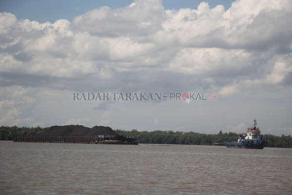 BATU BARA: Perusahaan yang mengantongi IUP wajib DMO sebesar 25 persen dari rencana produksi tahun ini. Tampak kapal tongkang pengangkut batu bara di perairan Tanah Kuning-Mangkupadi./PIJAI PASARIJA/RADAR KALTARA