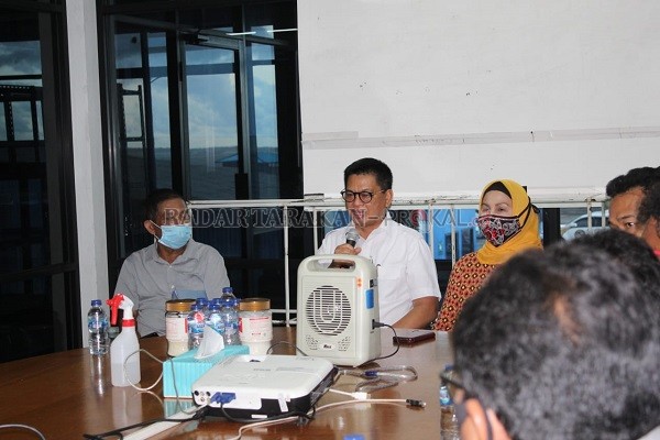 MENYAMPAIKAN: Calon Gubernur Kaltara, Dr. H.Irianto Lambrie menyampaikan pengamatannya perihal perkembangan industri perikanan di Kaltara, Senin (2/11)./AGUS DIAN ZAKARIA/RADAR TARAKAN