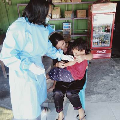 BELUM MENYELURUH: Tampak imunisasi polio kepada sejumlah anak-anak guna mencegah wabah polio di Kaltara./RADAR KALTARA