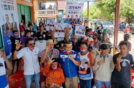 DUKUNG ZIYAP: Calon Gubernur Kaltara Drs. H. Zainal Arifin Paliwang, SH, M.Hum melakukan foto bersama dengan warga Desa Tanjung Harapan, Kecamatan Sebatik Timur, Nunukan.