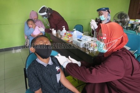 TETAP PATUH PROKES: Pelaksanaan suntik imunisasi polio di Puskesmas Gunung Lingkas, tetap memenuhi protokol kesehatan, Rabu (11/11)./LISAWAN/RADAR TARAKAN