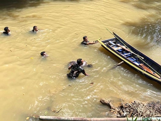 DIEVAKUASI: Jenazah Brahim (62) korban tenggelam \ dan sempat hilang selama 3 hari, akhirnya ditemukan personel Koramil 0911-05/Lumbis bersama aparat dan masyarakat setempat, Rabu (11/11)./KORAMIL 0911-05 LUMBIS UNTUK RADAR TARAKAN