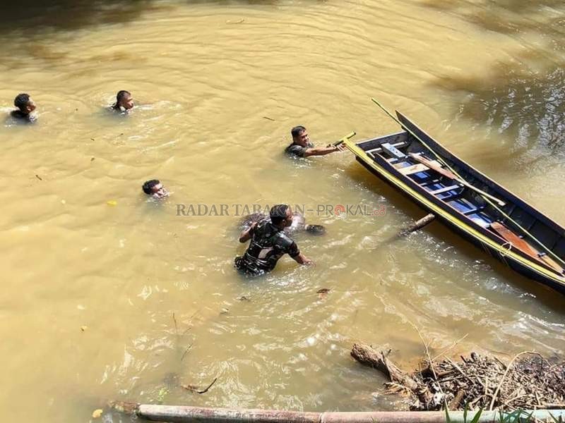 Jenazah korban saat dievakuasi.