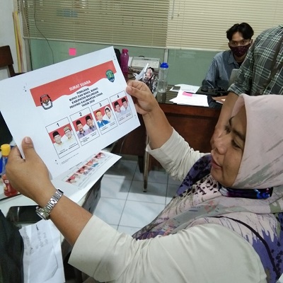 MULAI DIPRODUKSI: Ketua KPU Bulungan Lili Suryani memeriksa langsung desain surat suara sebelum diproduksi di Surabaya./KPU BULUNGAN