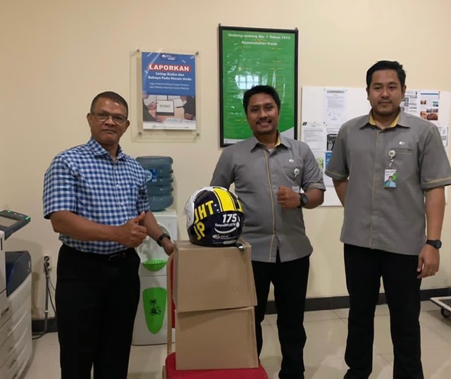 BANTUAN: Penyerahan bantuan helm oleh pegawai BPJAMSOSTEK Tarakan ke salah satu perusahaan tertib administrasi dalam rangka kegiatan Promotif Preventatif, Selasa (17/11). FOTO: IST