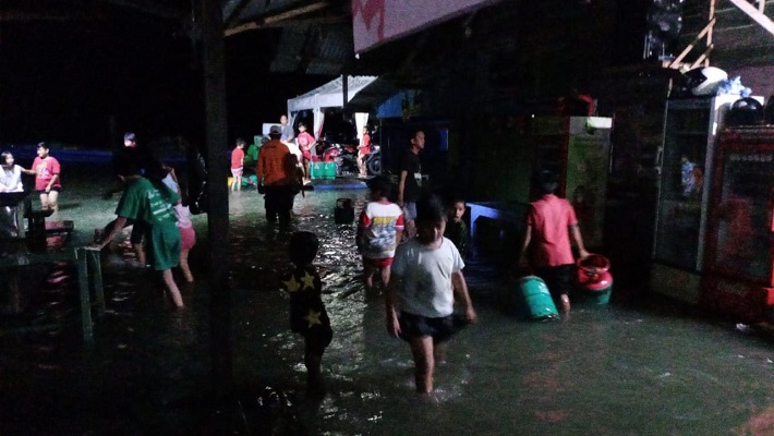 AIR LAUT NAIK: Fenomena naiknya air laut hingga ke pemukiman masyarakat di daerah pesisir terjadi di Nunukan, Senin (16/11) kemarin./BPBD NUNUKAN UNTUK RADAR TARAKAN