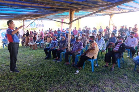 ORASI POLITIK: Cawagub Provinsi Kaltara nomor urut 3 Dr. Yansen TP, M.Si saat memaparkan visi misi serta program kerja kepada masyarakat Kecamatan Sebuku dan Kecamatan Tulin Onsoi di Desa Pembeliangan, Kecamatan Sebuku, Selasa (17/11)./Agussalam Sanip/Rad
