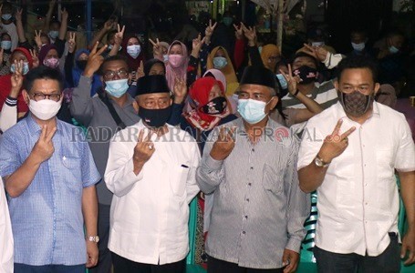 DUA AJA: Dr. H. Irianto Lambrie berfoto bersama masyarakat./AGUS DIAN ZAKARIA/RADAR TARAKAN