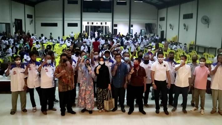 PILIH NO 2: Paslon IRAW berfoto bersama warga Toraja usai berdialog dengan relawan Sangmaneta Nunukan.