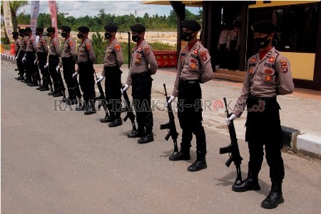 AMANKAN PILKADA: Personel Kepolsian Polres Bulungan dikerahkan untuk mengawal Pilkada Serentak 2020 berjalan aman dan damai./RADAR KALTARA