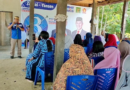 SOSIALISASI: Calon gubernur Kaltara nomor urut 3 Drs H Zainal Arifin Paliwang, SH., M.Hum saat melakukan kampanye di Desa Sekaduyan Taka, Kecamatan Sei Menggaris.