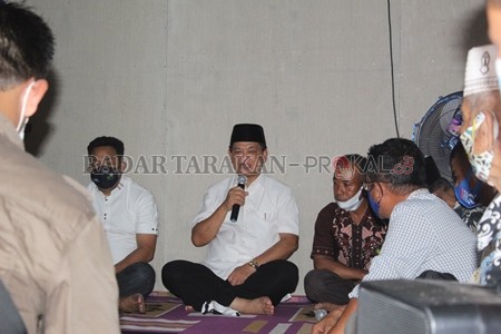 SAMPAIKAN PEMAHAMAN: Dr H.Irianto Lambrie menjelaskan pencapaian kinerja kepada warga./AGUS DIAN ZAKARIA/RADAR TARAKAN