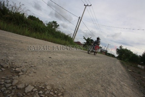 TUNTAS: Enam paket pekerjaan pembangunan infrastruktur jalan dipastikan tuntas 100 persen di tengah pandemi Covid-19. Tampak, salah satunya peningkatan di Jalan Cendana, Tanjung Selor./RACHMAD RHOMADHANI/RADAR KALTARA
