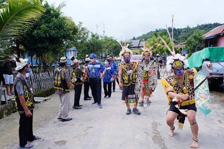 PENYAMBUTAN: Cawagub Provinsi Kaltara nomor urut 3 Dr. Yansen TP, M.Si beserta istri dan rombongan disambut oleh warga Kecamatan Sungai Boh, di Desa Dumu Mahak, Selasa (24/11) lalu./Agussalam Sanip/Radar Tarakan