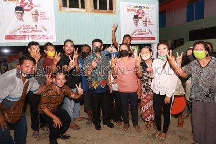 KINERJA DIAKUI: Cagub nomor urut 2, Dr. H. Irianto Lambrie berfoto bersama masyarakat Krayan.