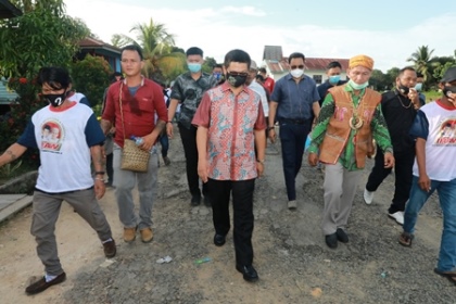 DISAMBUT ANTUSIAS: Dr. H. Irianto Lambrie ketika melakukan kampanye di Kecamatan Krayan, Nunukan.