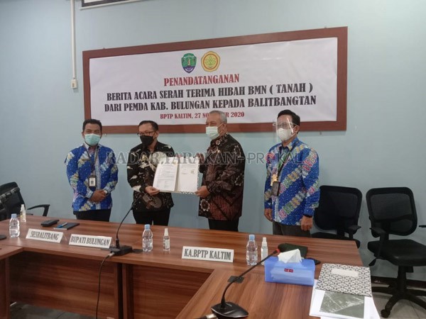 SIMBOLIS : Kepala BPTP Kaltim, Dr. Muhammad Amin menyerahkan barang milik negara (BMN) berupa tanah untuk pembangunan kantor BPTP Kaltara dan kebun percobaan kepada Bupati Bulungan, H. Sudjati .