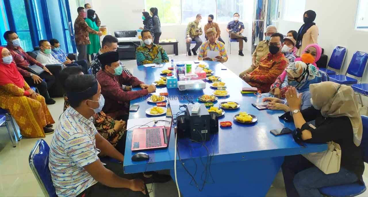 BERSILATURAHMI: Diskusi hangat tersaji dalam silaturahmi antara 15 anggota DPD RI dengan Radar Tarakan di Gedung Silver, Selas (1/12). IFRANSYAH/RADAR TARAKAN