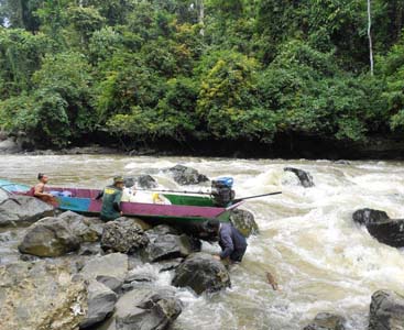 DI TENGAH JERAM: Perjuangan petugas gabungan menyisir salah satu sungai di kawasan TNKM dalam kegiatan patroli tahunan. FOTO: BALAI TNKM