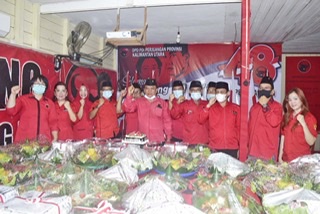 USAI KEGIATAN VIRTUAL: Jajaran DPD PDIP melakukan foto bersama usai kegiatan virtual bersama DPP PDIP. FOTO: RIKA/RADAR TARAKAN