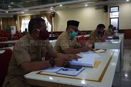 LAWAN COVID-19: Mengendalikan penyebaran Covid-19 di lingkungan perkantoran, jumlah ASN yang bekerja di kantor dibatasi hanya 25 persen tiap OPD./PIJAI PASARIJA/RADAR KALTARA