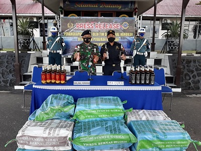 PENYERAHAN MIRAS: Lanal Nunukan menyerahkan 360 botol miras kepada KPPBC melalui konferensi pers di Mako Lanal, Selasa (12/1)./DOKUMENTASI LANAL NUNUKAN