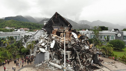 BENCANA AWAL TAHUN: Kantor Gubernur Sulbar nyaris rata dengan tanah usai diguncang gempa 6,2 SR, Jumat (15/1) dini hari./FAJAR/JPG