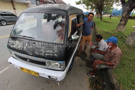 TETAP EKSIS: Para sopir bercerita sembari menunggu penumpang di area pelabuhan di Tanjung Selor./RACHMAD RHOMADHANI/RADAR KALTARA
