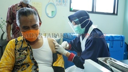 DIVAKSINASI: Wali Kota Tarakan, dr. Khairul, M.Kes, menerima vaksin kategori nakes mewakili Klinik Pratama Carsa Tarakan, kemarin (21/1)./IFRANSYAH/RADAR TARAKAN