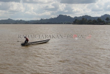 PENCEMARAN: Sungai di wilayah Desa Binai, Kecamatan Tanjung Palas Timur, Kabupaten Bulungan diduga tercemar limbah industri perkebunan kelapa sawit./PIJAI PASARIJA/RADAR KALTARA