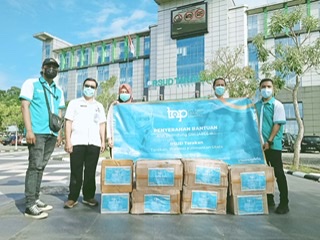 PEDULI: Manajemen PT Topindo Solusi Komunika menyerahkan bantuan alat pelindung diri (APD) kepada Wakil Direktur Umum dan Keuangan RSUD Tarakan Drs. Priyono Pancasila, Apt,Sp.FRS (dua dari kiri), Rabu (27/1).    FOTO: DOBI STEVEN/RADAR TARAKAN