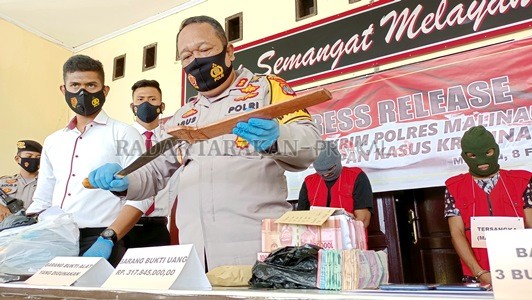 KASUS BESAR: Kapolres Malinau AKBP Agus Nugraha, S.IK, S.H, M.H, menunjukkan barang bukti tindak pidana pencurian dengan pemberatan yang terjadi Senin (1/2) lalu dalam press release yang dilaksanakan di Mapolres Malinau, Senin (8/2)./AGUSSALAM SANIP/RADAR