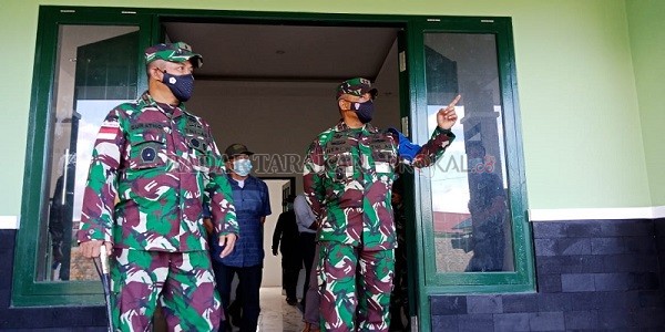 PANTAU LANGSUNG: Pangdam VI/Mulawarman, Mayor Jenderal TNI Heri Wiranto melakukan kunjungan ke Tanjung Selor guna memantau persiapan personel Yonif Raider 613/Raja Alam sebelum diberangkatkan ke Papua./ASRULLAH/RADAR KALTARA
