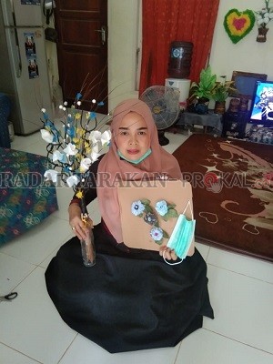INOVATIF: Agustryanti atau akrab disapa Ratu Mulung saat menunjukkan hasil kerajinan tangannya dari limbah masker./RACHMAD RHOMADHANI/RADAR KALTARA